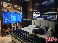 顾客正正在体验选购AI床